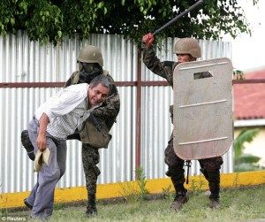 Honduran soldiers battle harm of populism (Photo: Reuters)