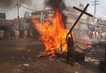 Muslims destroy a cross in Lahore, Pakistan