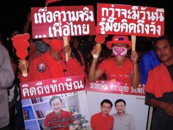 Thaksin supporters show their love - In Thai the sign says, WE MISS TAKSIN