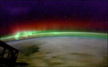 Green oxygen airglow is seen as a thin line beneath the red and green aurora. (Photo: NASA ISS-6 crew). 