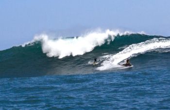 Eric Akiskalian surfing at Marmola, Chile