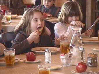 School kids eating